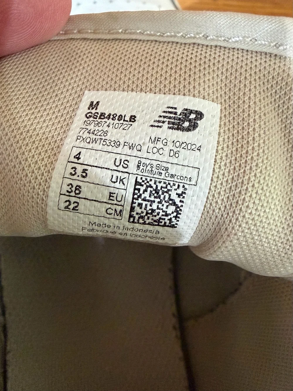 New Balance Kids Cream & White Low-Top Sneakers. Size 4.
